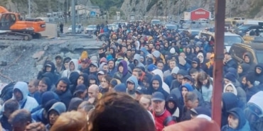 RUSYA-GÜRCİSTAN SINIRINDA 20 KİLOMETRELİK ARAÇ KUYRUĞU SON 1 HAFTADA GÜRCİSTAN-RUSYA SINIRINDAN 115 BİN KİŞİ GEÇTİ