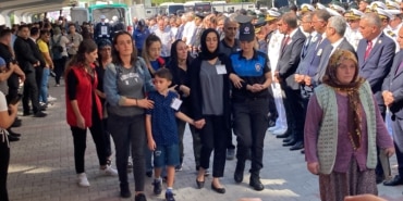 BAKAN SOYLU, MERSİN ŞEHİDİ POLİS SEDAT GEZER İÇİN DÜZENLENEN TÖRENDE KONUŞTU İÇİŞLERİ BAKANI SÜLEYMAN SOYLU: "O BÜYÜK BİR KATLİAMI ABDÜLKADİR KARDEŞİMİZLE, ORADAKİ POLİSLER VE BEKÇİLERLE BERABER ENGELLEMİŞTİR"