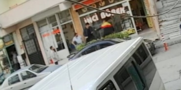 HİÇ TANIMADIĞI ÜNİVERSİTELİ GENCİ SEBEPSİZ YERE BÖYLE BIÇAKLADI BABASINA YARDIM ETMEK İÇİN GİTTİĞİ DÜKKANDA BIÇAKLI SALDIRIYA UĞRADI