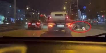 BURSA'DA FACİANIN TEĞET GEÇTİĞİ ANLAR KAMERALARDA BURSA'DA MOTOSİKLETİN ÖNÜNE KOLİ DÜŞTÜ, SÜRÜCÜ EZİLMEKTEN SON ANDA KURTULDU