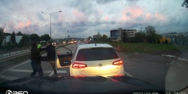 YOL TARTIŞMASI ANAYOLU RİNGE ÇEVİRDİ...BİBER GAZIYLA MÜDAHALE GECİKMEDİ ŞOFÖRLERİN BOKS MAÇI ARATMAYAN KAVGASI KAMERADA