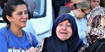 SCOOTER FACİASINDA GÖZYAŞLARI SEL OLDU HAYATINI KAYBEDEN LİSELİ GENÇLERİN CENAZELERİ AİLELERİ TARAFINDAN TESLİM ALINIRKEN, GÜÇLÜKLE AYAKTA DURAN ANNEYİ YAKINLARI TESELLİ ETTİ