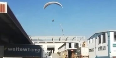 PARAŞÜT TUTKUNU İŞÇİ ÇALIŞTIĞI FABRİKAYA UÇARAK GİTTİ