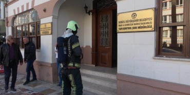 PERUKLA GERİ DÖNÜP 2 KADIN BELEDİYE PERSONELİNİ ASİTLA YARALADI GÖZÜ DÖNMÜŞ KADIN, ASİT İÇERİKLİ SIVIYLA HEMCİNSİ BELEDİYE PERSONELLERİNİ YARALADI