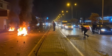 ELEKTRİK SAYAÇLARININ DİREKLERE ÇIKARTILMASINA TEPKİ İÇİN LASTİK YAKTILAR, YOLU TRAFİĞE KAPATTILAR