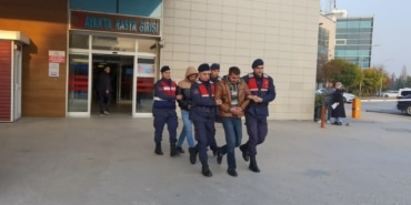 BURSA'DA KADININ ALTINLARINI ALAN DOLANDIRICILAR TUTUKLANDI