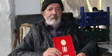 KIBRIS GAZİSİNİN İÇLER ACISI HALİ YÜREK BURKTU MANİSA'DA TEK ODALI BİR EVDE YAŞAM MÜCADELESİ VEREN KIBRIS GAZİSİ HÜSAMETTİN RUAYÖZ EVİNİ KAYBETMEK ÜZERE KENTSEL DÖNÜŞÜM DOLAYISIYLA 60 YILDIR YAŞADIĞI EVİ YIKILACAK OLAN GAZİ RUAYÖZ'ÜN TAPUSUNUN OLMAMASI NEDENİYLE YENİ YAPILACAK OLAN EVLERDE HAK SAHİBİ OLAMAYACAK