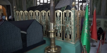 300 YILLIK MUMLAR YERİNE KONDU EMİR SULTAN HAZRETLERİ'NİN TÜRBESİNDEKİ MUMLAR RESTORE EDİLDİ, BOŞ KALAN ŞAMDANLARINA YENİDEN YERLEŞTİRİLDİ