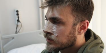 İZMİR'DE DARP EDİLEN ASİSTAN DOKTORUN BURNU KIRILDI