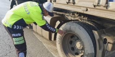 KIŞ LASTİĞİNDE KURALLARA UYMAYAN SÜRÜCÜLERE CEZA İNEGÖL İLÇE EMNİYET MÜDÜRLÜĞÜ EKİPLERİ ALANYURT YOLUNDA DENETİM YAPTI
