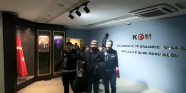 BURSA'DA GAYGUBET EVLERİNE BASKIN 9 GÖZALTI İÇERİSİNDE ESKİ HAKİMLERİNDE OLDUĞU 9 KİŞİ GÖZALTINA ALINDI