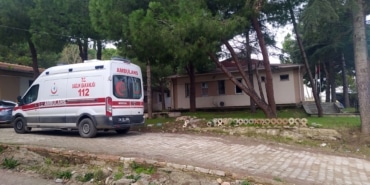 ÇATALCA'DA BİR SAĞLIK OCAĞI'NDA GÖREVLİ DOKTOR MUAYENEYE GELEN 4 KIZ ÇOCUĞUNA CİNSEL İSTİSMARDA BULUNDU SAĞLIK OCAĞINA MUAYENEYE GELEN BİRİ LÖSEMİ HASTASI OLMAK ÜZERE DÖRT KIZ ÇOCUĞU DOKTOR TARAFINDAN TACİZ EDİLDİ AİLE SAĞLIĞI DOKTORU TUTUKLANARAK CEZAEVİNE GÖNDERİLDİ