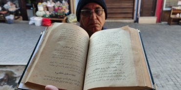 BU KİTAPTA 300 YIL ÖNCEKİ YEMEK TARİFLERİ YAZIYOR AİLESİNDEN KALAN 300 YILLIK YEMEK KİTABINI 2 BİN LİRAYA SATIŞA ÇIKARTTI