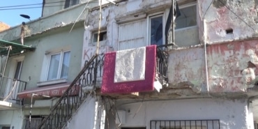 İZMİR'DE BALKONUN ÇÖKME ANI KAMERADA