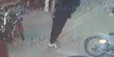 KAÇAN SALDIRGANI ATTIĞI BİSİKLET PARÇASIYLA YAKALATMIŞTI, O ANLAR KAMERA