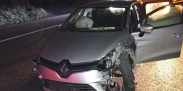 OTOMOBİL BARİYERLERE ÇARPTI: 6 YARALI