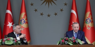 CUMHURBAŞKANI ERDOĞAN: "KARADAĞ'DAKİ TÜRK YATIRIMLARININ TOPLAMI 67 MİLYON DOLARI AŞTI" "NATO MÜTTEFİKİMİZ KARADAĞ'IN AVRUPA BİRLİĞİ'NE TAM ÜYE OLMASINI DESTEKLİYORUZ" "KARADAĞ'DAKİ TÜRK YATIRIMCI ŞİRKETLERİN SAYISI 3 BİN 800" CUMHURBAŞKANI ERDOĞAN İLE KARADAĞ CUMHURBAŞKANI MİLO CUKANOVİÇ ORTAK BASIN TOPLANTISI DÜZENLEDİ