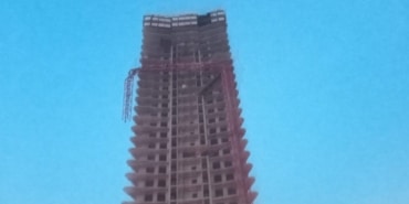 İZMİR'İN BORNOVA İLÇESİNDE BİR OTEL İNŞAATINDAKİ KULE VİNCİN BİR KISMI DEVRİLDİ. KAZADA ÖLÜ VE YARALILARIN OLDUĞU BELİRTİLİRKEN, OLAY YERİNE ÇOK SAYIDA EKİP SEVK EDİLDİ.
