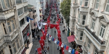 TERÖR SALDIRISINDAN GÜNLER SONRA BİN 200 ADET TÜRK BAYRAĞIYLA DONATILAN İSTİKLAL CADDESİ HAVADAN GÖRÜNTÜLENDİ