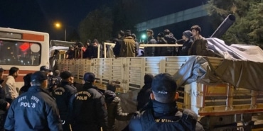 DORSEYİ AÇAN POLİS ŞOKE OLDU, 150 DÜZENSİZ GÖÇMEN ÇIKTI