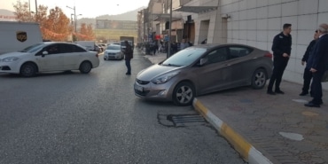 HERKES ARACIN PARK EDİLDİĞİNİ DÜŞÜNDÜ AMA GERÇEK BAŞKA ÇIKTI EL FRENİNİ ÇEKMEYİ UNUTTUĞU OTOMOBİLİ KALDIRIMA ÇIKARAK DURABİLDİ BİRİ EL FRENİNİ ÇEKMEYİ UNUTURKEN BİRİ DE KÖPEĞİ ARACA KİLİTLEYİP AYRILDI