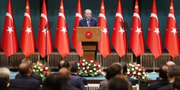 CUMHURBAŞKANI ERDOĞAN: "OTOYOL VE KÖPRÜ HİZMETLERİNİN FİYATLARINDA YIL BOYU HERHANGİ BİR ARTIŞA GİDİLMEYECEK" "EYT OLARAK BİLİNEN SORUNU HERHANGİ BİR SINIRLAMAYA GİTMEKSİZİN ÇÖZÜME KAVUŞTURACAK ÇALIŞMAYI YAKINDA TBMM'NİN TAKDİRİNE SUNUYORUZ" "YENİ YILIN MEMUR VE EMEKLİ MAAŞ ARTIŞLARININ İLK ETABINI YÜZDE 25 OLARAK AÇIKLADIĞIMIZ BU ARTIŞ İÇİMİZE SİNMEDİĞİ İÇİN İLGİLİ BAKANLARIMIZA BAŞKA ALANLARDAN FEDAKARLIK YAPARAK BU ORANI ARTIRMA YÖNÜNDE ÇALIŞMALARINI SÜRATLE NETİCELENDİRME TALİMATI VERDİM" "YATIRIMA, ÜRETİME, TURİZME, ÇEVREYE YAPTIKLARI KATKIYLA HESAPLADIĞIMIZDA MİLLİ GELİRİMİZE YAKLAŞIK OSMANGAZİ KÖPRÜSÜ'NÜN 10 MİLYAR DOLAR, İSTANBUL- İZMİR OTOYOLUNUN 29 MİLYAR DOLAR, YAVUZ SULTAN SELİM KÖPRÜSÜ'NÜN 5 MİLYAR DOLAR, AVRASYA TÜNELİ'NİN 7 MİLYAR DOLAR, İSTANBUL HAVALİMANI'NIN 80 MİLYAR DOLAR KATKISI OLMUŞTUR" "BU YIL 8 BİN 507 LİRA OLARAK UYGULAYACAĞIMIZ ASGARİ ÜCRETİN HEM ÇALIŞANLARIMIZI ENFLASYONA EZDİRMEYECEK HEM DE İSTİHDAMI KORUYACAK BİR SEVİYEDE SAĞLAMAKTA KARARLIYIZ" "BU YIL ÇALIŞMADA, ÜLKEMİZİN DEĞİŞEN İHTİYAÇLARINA VE KÜRESEL GELİŞMELERE UYGUN ŞEKİLDE YENİ ULUSAL İSTİHDAM STRATEJİMİZİ HAZIRLIYORUZ. DEZAVANTAJLI GRUPLARIN İSTİHDAMINI SÜRDÜRÜLEBİLİR KILACAK YAKLAŞIMLAR GELİŞTİRİYORUZ"