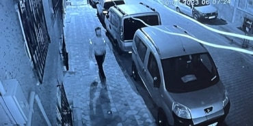 SULTANGAZİ'DE TARTIŞTIĞI KOMŞUSUNUN ARACINI BENZİN DÖKEREK BÖYLE YAKTI