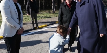 CUMHURBAŞKANI ERDOĞAN ELİNİ ÖPEN MİNİK ZAYN'A ELİNİ ÖPEREK KARŞILIK VERDİ CUMHURBAŞKANI ERDOĞAN'DAN MİNİK ZAYN'A HARÇLIK