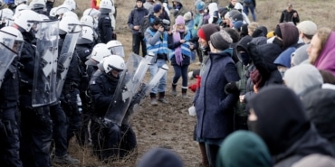ALMANYA'DA İKLİM AKTİVİSTLERİNDEN KÖMÜR MADENİ PROTESTOSU POLİS, GÖSTERİCİLERİ YAKA PAÇA GÖZALTINA ALDI