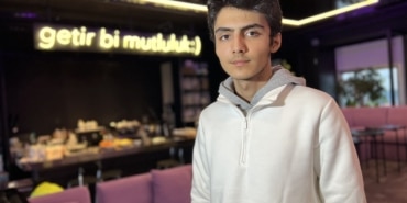 PİYANO ÇALAN KURYENİN HAYALİ PİYANİST OLMAK SİPARİŞ GÖTÜRDÜĞÜ YERDE PİYANO ÇALMASIYLA SOSYAL MEDYADA GÜNDEM OLAN KURYE KONUŞTU "PİYANO EĞİTİMİ ALMADIM, İNTERNETTEN VİDEO İZLEYEREK ÖĞRENDİM"