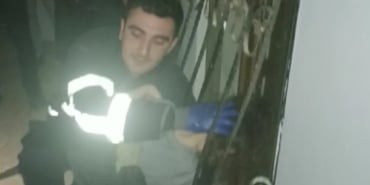 PENCERENİN DEMİRİNE SIKIŞAN ÇOCUĞU İTFAİYE KURTARDI