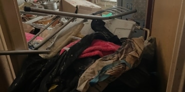 BU EVDEN YAKLAŞIK 40 TON ÇÖP ÇIKARTILDI ÇEVRE SAKİNLERİNİN İHBARI İLE HAREKETE GEÇEN BELEDİYE EKİPLERİ, ÇÖPLERİ 2 KAMYON VE KAMYONETE YÜKLEYEBİLDİ ÇÖP EVİN SAHİBİNİN KARŞI KOMŞUSU OLAN MEHMET ALPARSLAN: "DAHA EVVEL POLİS VE İTFAİYE GELMİŞTİ, KADININ İÇERİDE ÖLDÜĞÜ TAHMİN ETTİLER" "EVİ ÇOK PİS KULLANIYORDU, MAHALLE OLARAK RAHATSIZIZ"