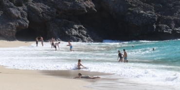 ALANYA'DA OCAK AYININ GÜNEŞLİ HAVASINDA DENİZ KEYFİ YAŞADILAR