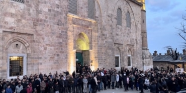 İSLAM DÜŞMANI SALDIRIYA KARŞI BİNLERCE KİŞİ ULUCAMİ'YE AKIN ETTİ