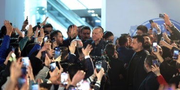 CUMHURBAŞKANI ERDOĞAN: "MAYIS BİR BAŞKA OLACAK" "İNŞALLAH 14 MAYIS'TA YAPILACAK SEÇİMLERDE İLK DEFA OY KULLANACAK KIYMETLİ GENÇLERİMİZLE, YOL ARKADAŞLIĞI YAPMAMIZI BİZE NASİP EDEN RABBİME ŞÜKREDİYORUM" "BİZ HALİÇ'İ TEMİZLEDİK. BUNLAR HALİÇ'İ DOLDURDULAR. YA BUNLARDA TEMİZLİK DİYE BİR ŞEY YOK" "BUNLARIN TEK DERTLERİ, HER BİRİ DİĞERİNDEN HAZZETMEYEN, SAYISININ 6'I MI, 10 MU OLDUĞUNU BİLEMEDİĞİMİZ MASA ORTAKLARININ ÇIKARLARINA GÖRE HAREKET EDECEK BİR İSİM BULMAKTIR"
