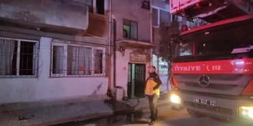 BURSA'DA 5 KATLI BİNANIN 2. KATINDA DOĞAL GAZ PATLAMASI SONUCU YANGIN ÇIKTI DOĞAL GAZ PATLADI BİNA SAKİNLERİ FACİADAN DÖNDÜ
