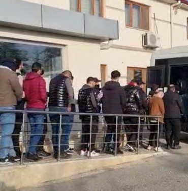 14 BİN 200 KİŞİYİ DOLANDIRAN HACKER ÇETESİ ÇÖKERTİLDİ DÜZENLENEN OPERASYONDA TÜRKİYE'DEKİ 10 İLLEGAL HACKERDEN BİRİ OLAN 22 YAŞINDAKİ ÇETE LİDERİNİN DE ARALARINDA BULUNDUĞU 15 ŞÜPHELİ YAKALANDI MİLYON LİRALIK DOLANDIRICILIK YAPAN ÇETE LİDERİNİN LÜKS İÇERİSİNDE YAŞADIĞI ORTAYA ÇIKARKEN, 10 ŞÜPHELİ TUTUKLANDI SİBER POLİS, BİLMEDİĞİNİZ LİNKE TIKLAMAYIN, BİLMEDİĞİMİZ UYGULAMAYI YÜKLEMEYİN UYARISINDA BULUNDU