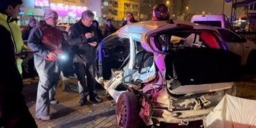 BURSA'DA KONTROLDEN ÇIKAN OTOMOBİL, PARK HALİNDEKİ ARAÇLARA ÇARPTI: 1 AĞIR YARALI
