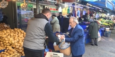 "KRAVATLI SİMİTÇİ" TARİHİ ÇARŞININ NEŞE KAYNAĞI BU SİMİTÇİYİ GÖRENLER İLK BAKIŞTA İŞ ADAMI SANIYOR SOĞUK HAVAYA RAĞMEN TAKIM ELBİSESİYLE SİMİT SATIYOR