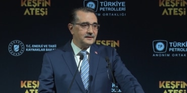 BAKAN DÖNMEZ: "KARADENİZ GAZINDA ÇALIŞMAK İÇİN ÜLKESİNE DÖNEN BİRÇOK VATANDAŞIMIZ VAR" "İNŞALLAH BURADAKİ HİKÂYELERİ SERİ HALİNE GETİRECEĞİMİZ ÇALIŞMAMIZ DA OLACAK, BELKİ İLERLEYEN DÖNEMDE BUNLARI KİTAP HALİNE DE GETİREBİLİRİZ" ENERJİ VE TABİİ KAYNAKLAR BAKANI FATİH DÖNMEZ, "KEŞFİN ATEŞİ" BELGESELİNİN GALASINA KATILDI