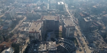HATAY'IN ACI TABLOSU BÖYLE GÖRÜNTÜLENDİ 2 BİN 749 BİNANIN YIKILDIĞI ŞEHRİN HAVADAN GÖRÜNTÜSÜ YÜREKLERİ SIZLATIYOR