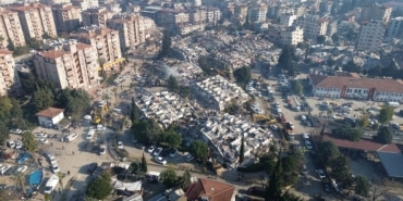 HATAY'IN ACI TABLOSU BÖYLE GÖRÜNTÜLENDİ 2 BİN 749 BİNANIN YIKILDIĞI ŞEHRİN HAVADAN GÖRÜNTÜSÜ YÜREKLERİ SIZLATIYOR