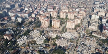 HATAY'IN ACI TABLOSU BÖYLE GÖRÜNTÜLENDİ 2 BİN 749 BİNANIN YIKILDIĞI ŞEHRİN HAVADAN GÖRÜNTÜSÜ YÜREKLERİ SIZLATIYOR