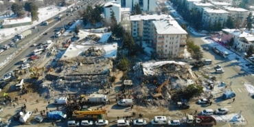 MALATYA'DA DEPREMİN ALTINCI GÜNÜNDE ARAMA KURTARMA ÇALIŞMALARI HAVADAN GÖRÜNTÜLENDİ EKİPLER, TEK YÜREK ENKAZ ALTINDA SAĞ KALAN VATANDAŞLARI KURTARMAK İÇİN ÇABALIYOR