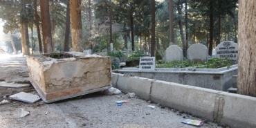 HATAY'DA DEPREM SONRASI MEZARLAR HASAR GÖRDÜ, BAZILARI YOLA UÇTU