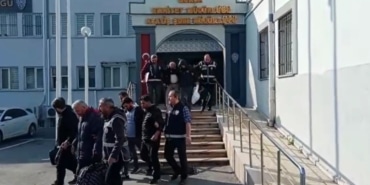 BURSA POLİSİNDEN DEV ASAYİŞ OPERASYONU CİNAYET, HIRSIZLIK, SİLAHLI GASP, DOLANDIRICILIK VE UYUŞTURUCU GİBİ ÇEŞİTLİ SUÇLARDAN ARAMASI BULUNAN 25 ŞÜPHELİ, 27 ADRESE EŞ ZAMANLI YAPILAN OPERASYONLA YAKALANDI