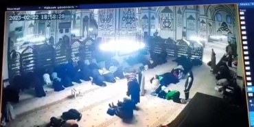 TARİHİ ULUCAMİ'DE NAMAZ KILAR GİBİ YAPIP TELEFONU BÖYLE ÇALDI TARİHİ CAMİDE TELEFON HIRSIZLIĞI KAMERADA