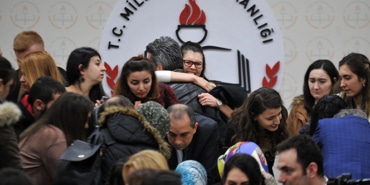 20 BİN SÖZLEŞMELİ ÖĞRETMENİN ATAMASI YAPILDI ATAMALARIN BAŞLAMASIYLA SALONDAN ÇIĞLIKLAR YÜKSELİRKEN, BAZI ADAYLAR AİLELERİNE SARILARAK SEVİNÇ GÖZYAŞLARI DÖKTÜ