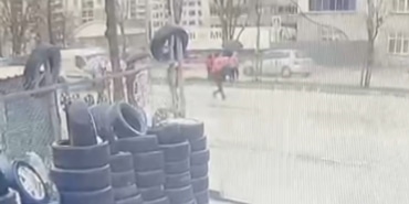 (ÖZEL) OKULA GİDERKEN ARACIN ÇARPTIĞI ÇOCUK METRELERCE BÖYLE SAVRULDU BURSA'DA KAZA ANI KAMERADA