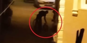 (ÖZEL) BİSİKLETLİ YAKIT HIRSIZLARI, TESADÜFEN UYANAN VATANDAŞIN BAĞIRMASIYLA BÖYLE KAÇTI O ANLAR SANİYE SANİYE KAMERAYA YANSIDI